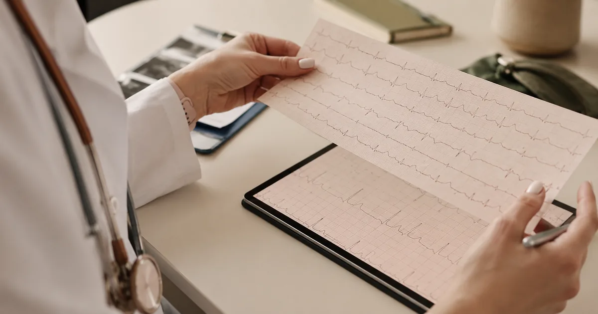 Pessoa analisando resultados de check-up durante avaliação de risco cardiovascular