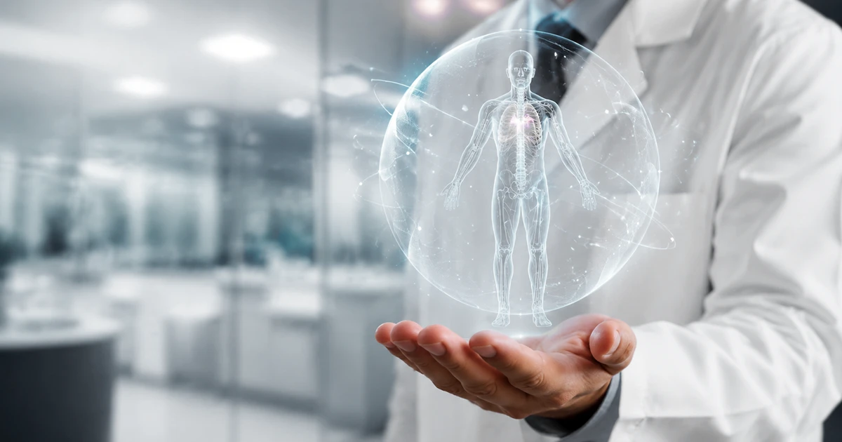 Mão de profissional de saúde diante de uma representação digital do corpo humano